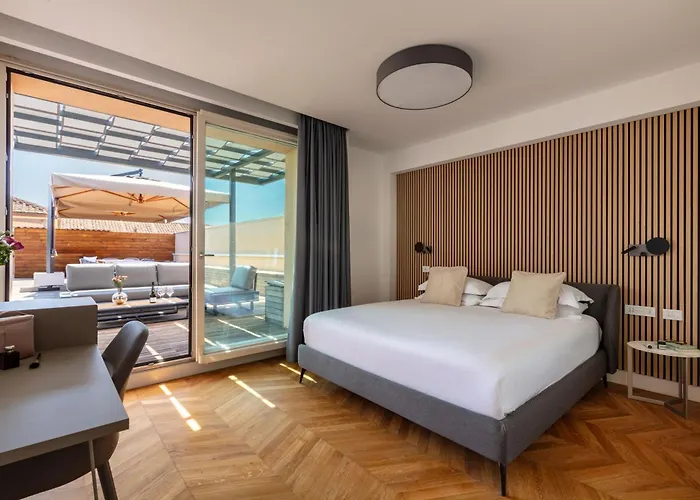 Luxury Apartment *