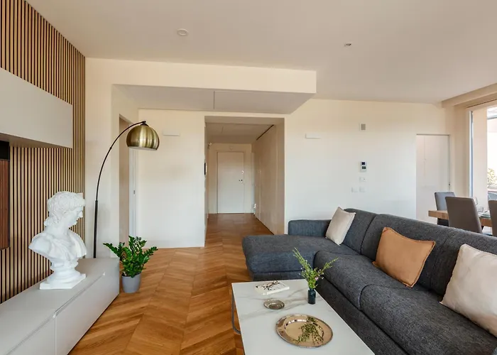 Luxury Apartment *